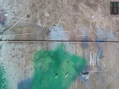 Tra i tanti nomi incisi nelle pareti leggiamo quelli di Kobra, Nik e Zuzzo. �Quest�ultimo era il mio soprannome - afferma il 41enne Enzo  -. Ho frequentato la villa durante la mia adolescenza, negli anni 90, e ancora oggi quando vi passo mi fermo a leggere nostalgicamente la mia firma e quella dei miei amici�